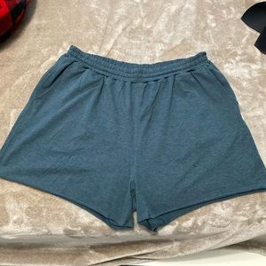 Vuori women’s shorts size large in dark green